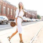 une-belle-femme-en-robe-blanche-marche-dans-la-rue