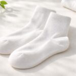 découvrez nos chaussettes 100% coton, spécialement conçues pour éviter la transpiration et garder vos pieds parfaitement secs toute la journée.