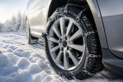 découvrez notre chaîne neige universelle, compatible avec de nombreuses marques de voitures, pour une meilleure adhérence et sécurité sur routes enneigées.