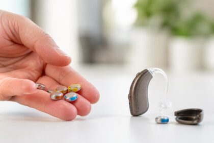 découvrez comment choisir les piles idéales pour votre appareillage auditif grâce à notre guide complet et facile à comprendre.